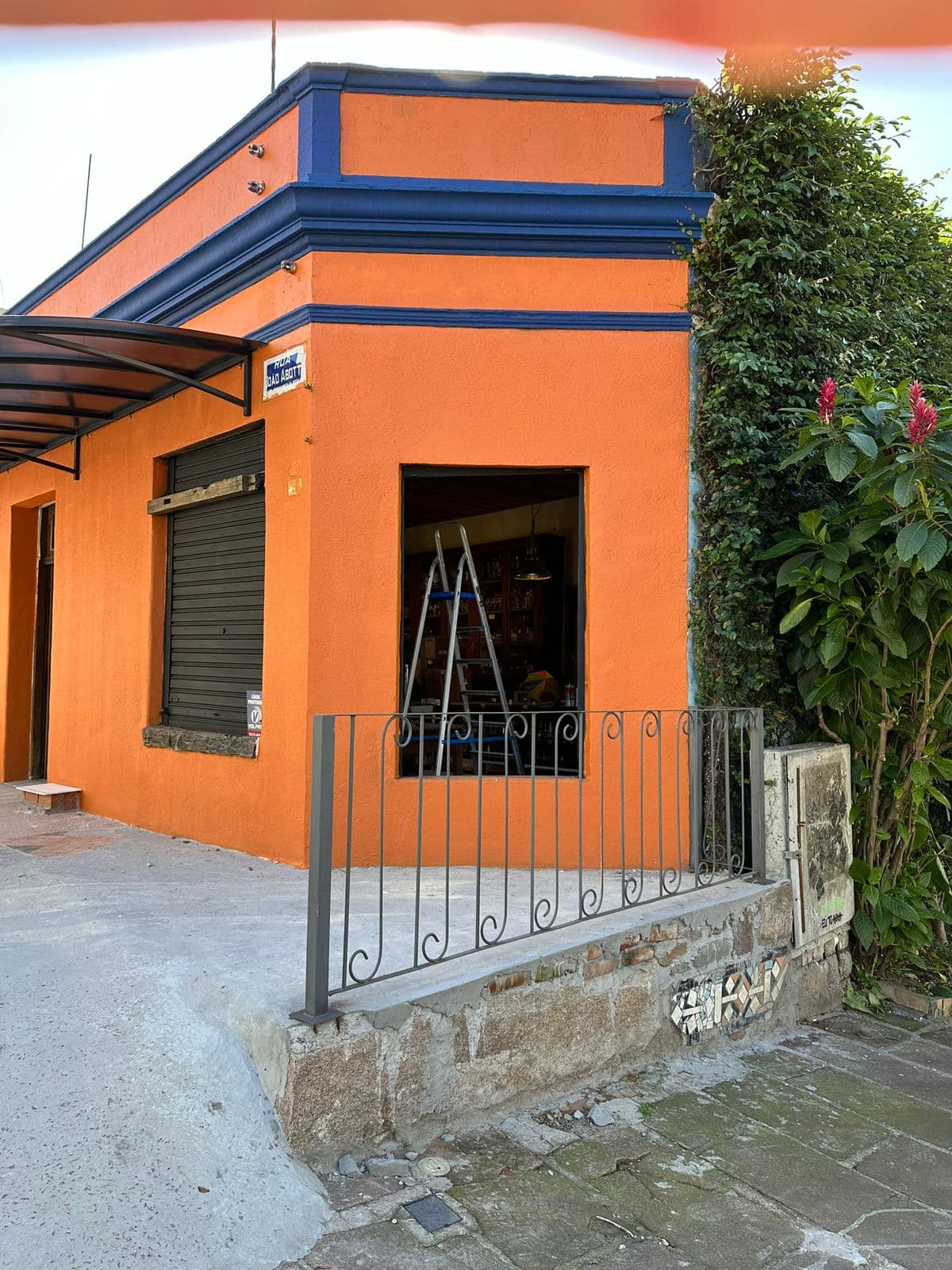 Fachada laranja com frisos azuis do Bier Keller na esquina da Rua João Abbott