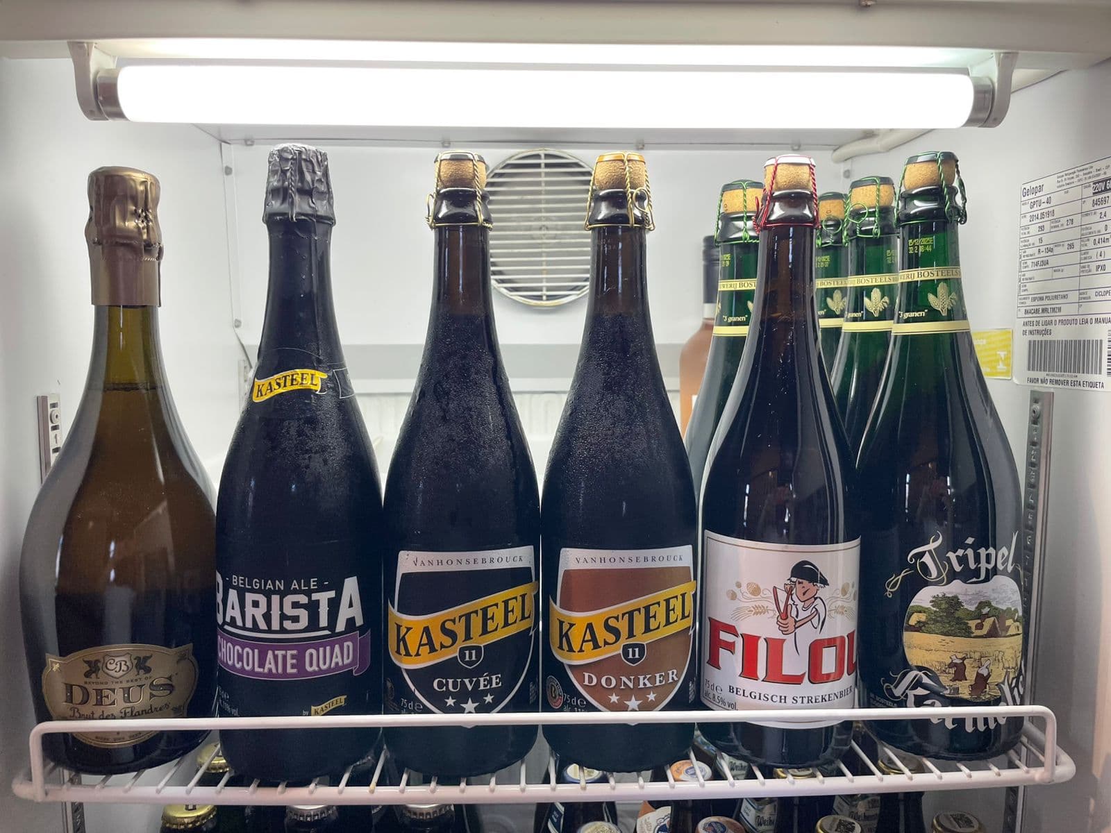 Geladeira com belgas: DeuS, Kasteel Barista, Kasteel Cuvée e Donker, Filou e Tripel Karmeliet