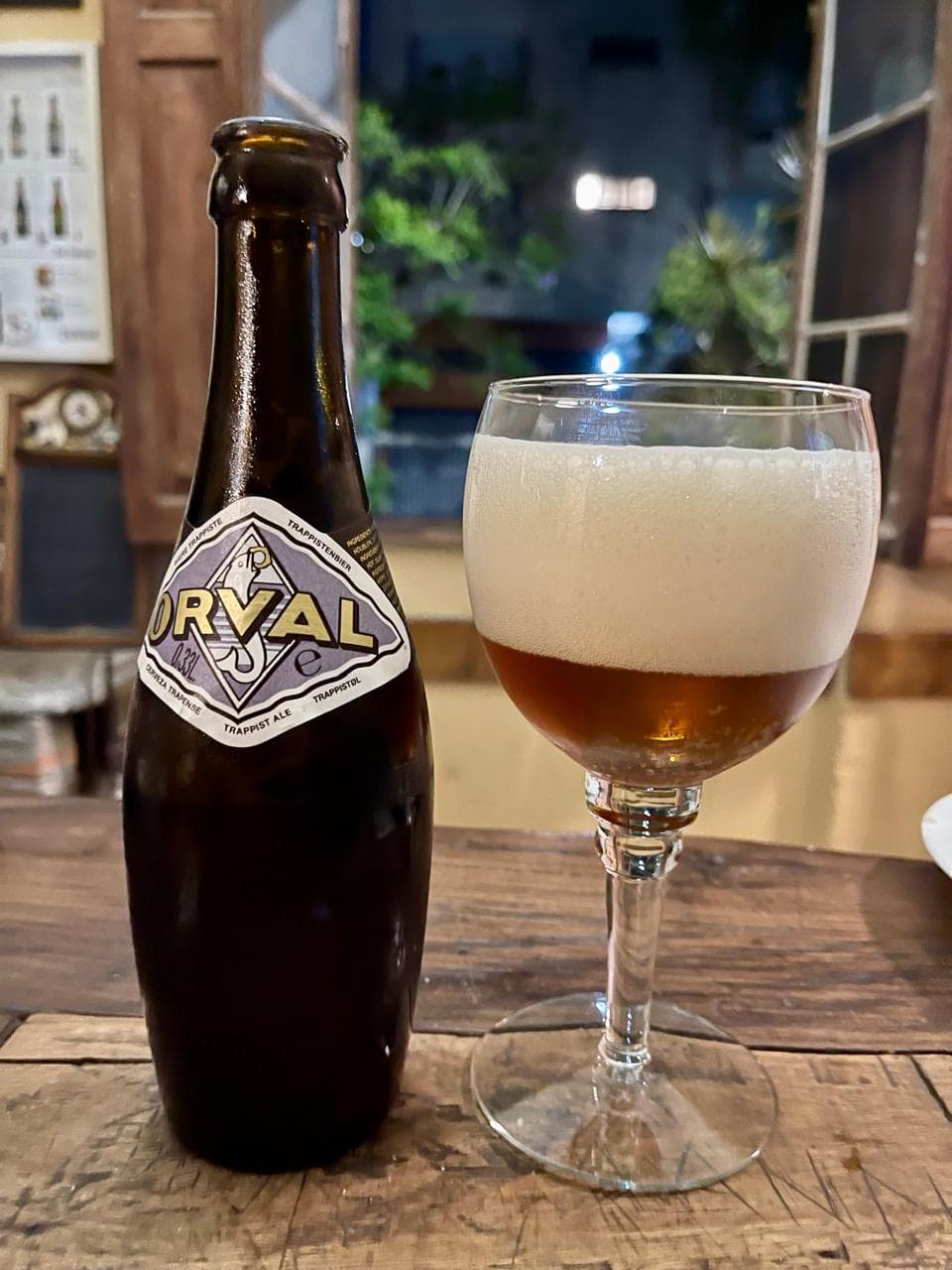 Garrafa e taça de Orval, cerveja trapista belga