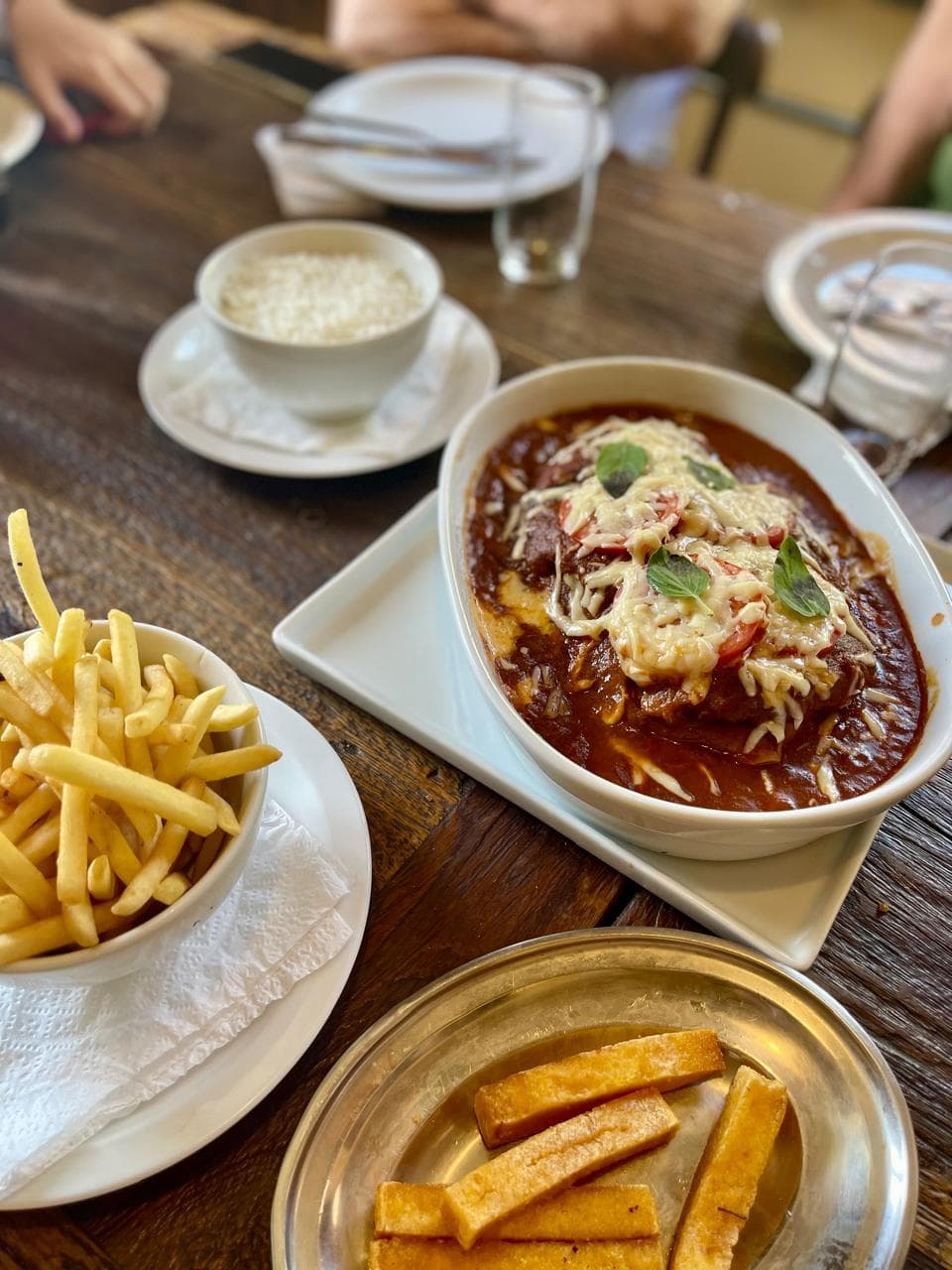 Filé à Parmegiana servido com fritas e polenta